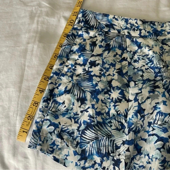 Theory Shorts Palkima Blue White Floral 100% Silk Bermuda Shorts sz 2 Preppy - Picture 6 of 13